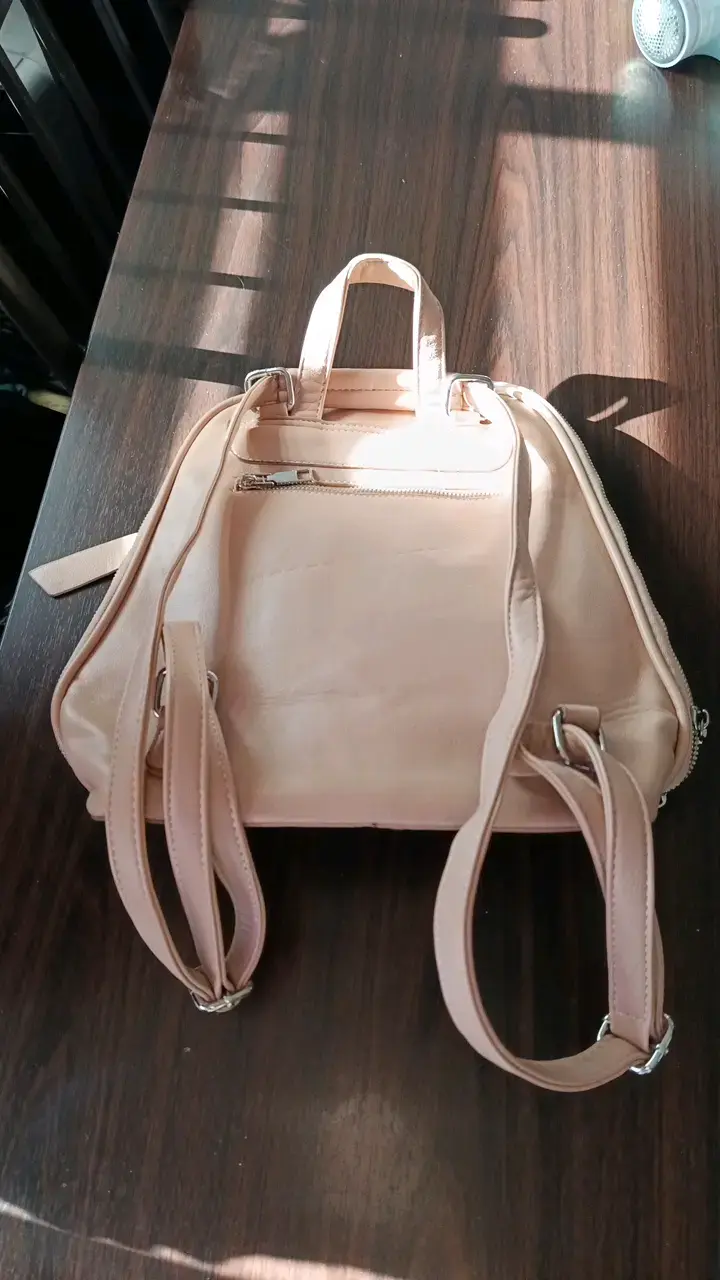 Mochila beige estilo casual con múltiples compartimentos - 4