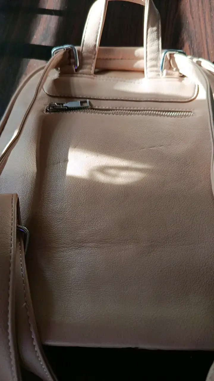 Mochila beige estilo casual con múltiples compartimentos - 5