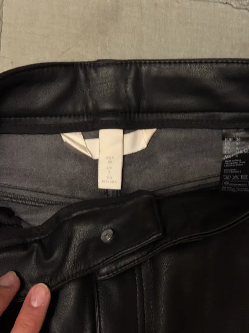 Pantalones de cuero sintético H&M - 3