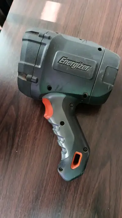Linterna LED Energizer portátil con mango ergonómico - miniatura 1