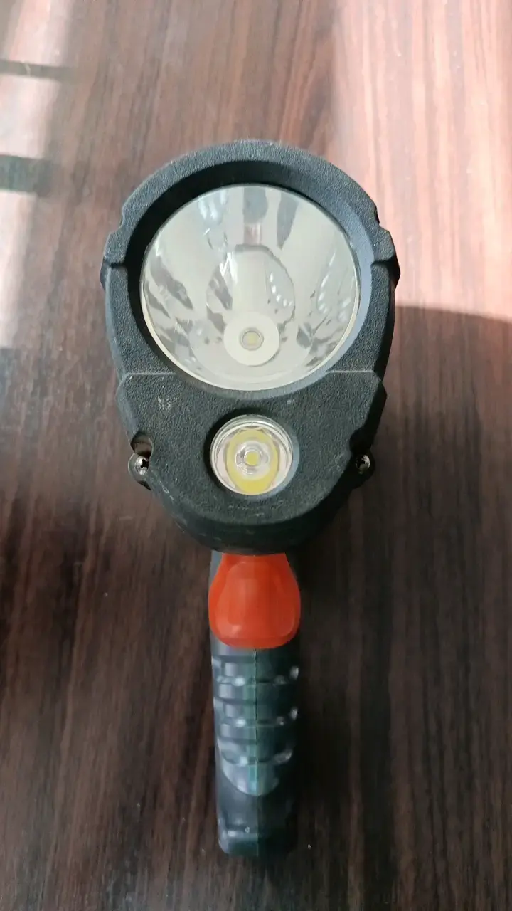 Linterna LED Energizer portátil con mango ergonómico - 2
