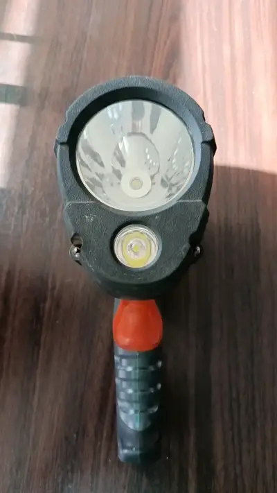 Linterna LED Energizer portátil con mango ergonómico - miniatura 2
