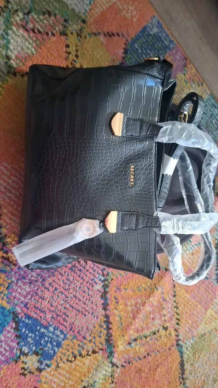 Bolso de mano negro Secret con textura de cocodrilo - 1