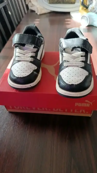 Zapatillas deportivas infantiles Puma blanco y negro - miniatura 1