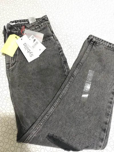 Jeans grises estilo desgastado para mujer - miniatura 1