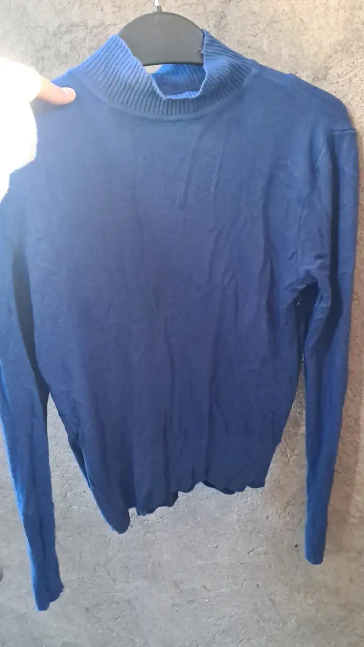 Suéter azul de cuello alto para mujer - 1