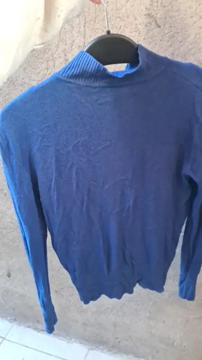 Suéter azul de cuello alto para mujer - miniatura 2