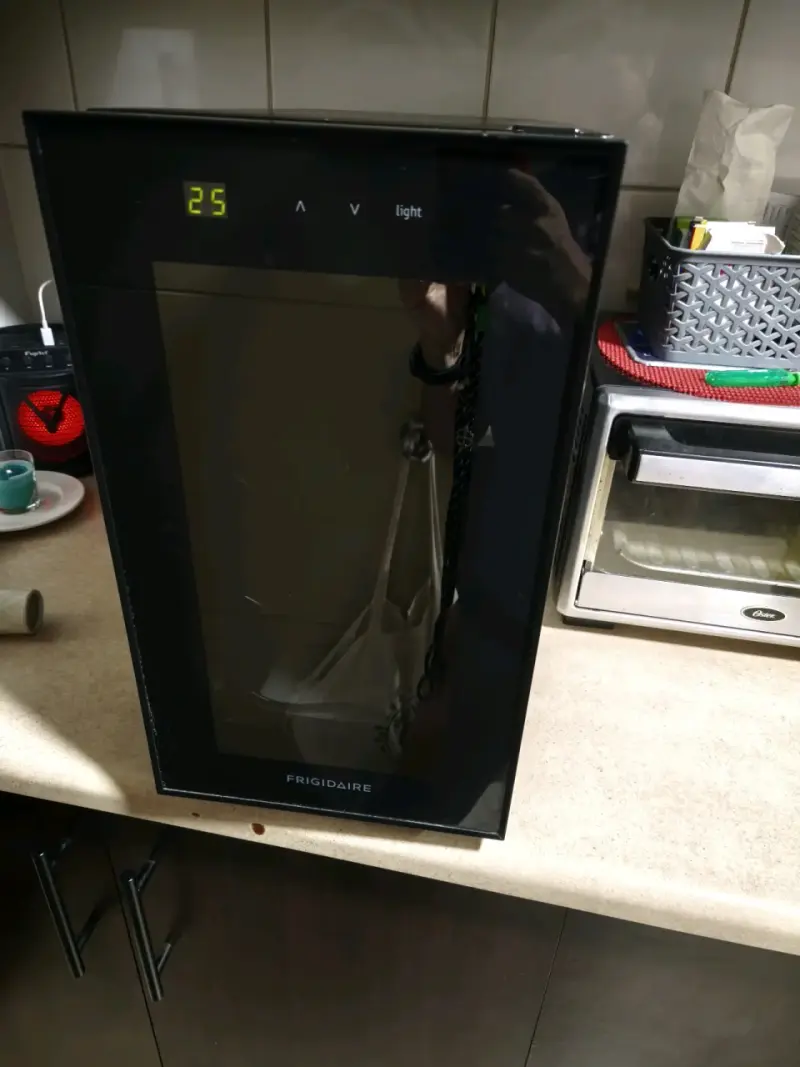 Refrigerador de vinos Frigidaire compacto - 1