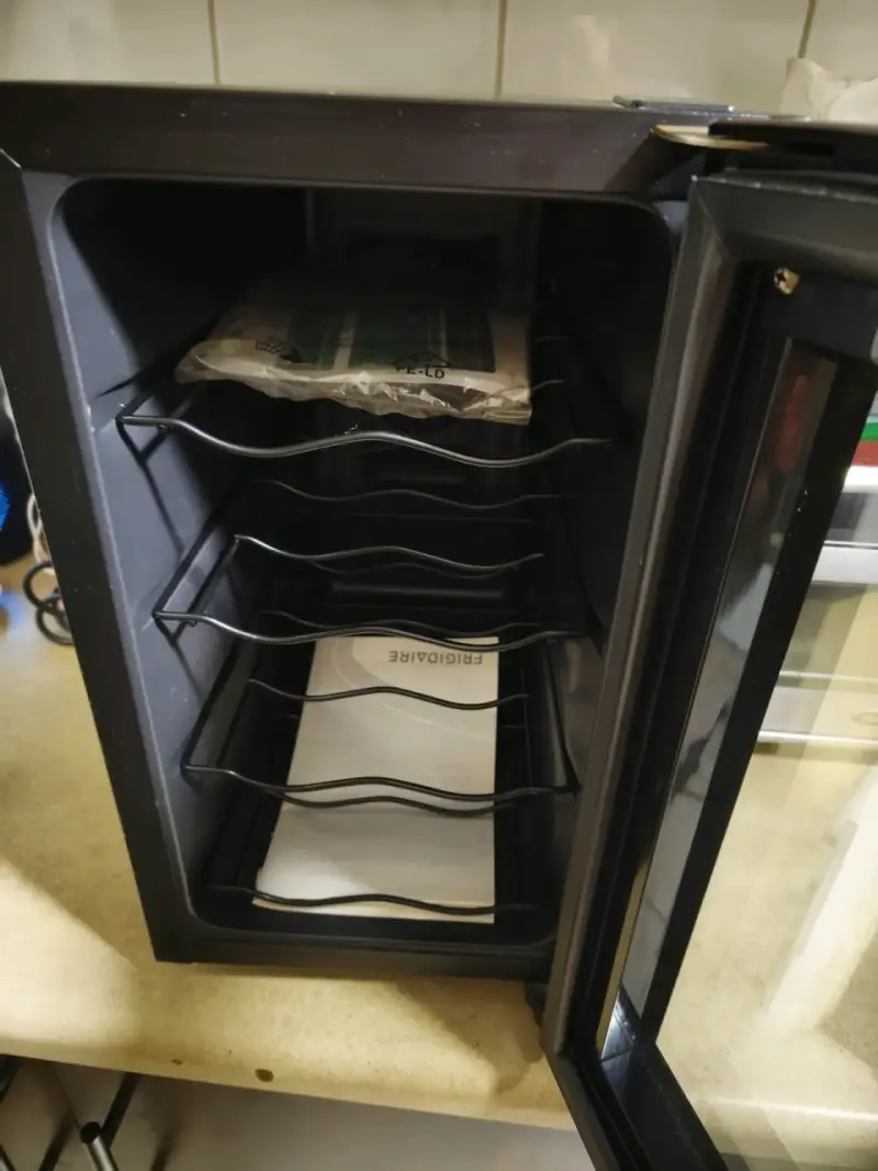 Refrigerador de vinos Frigidaire compacto - 2