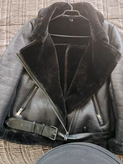 Chaqueta de cuero negra con forro de piel sintética - miniatura 1