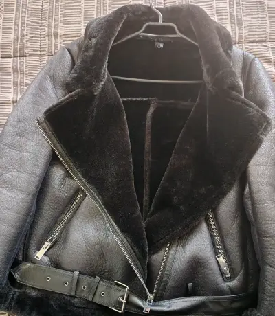 Chaqueta de cuero negra con forro de piel sintética - miniatura 2