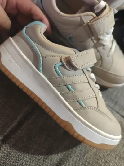Zapatillas deportivas beige para niños con velcro - miniatura 2