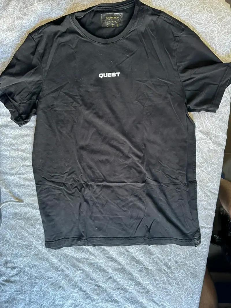 Polera negra Quest para hombre