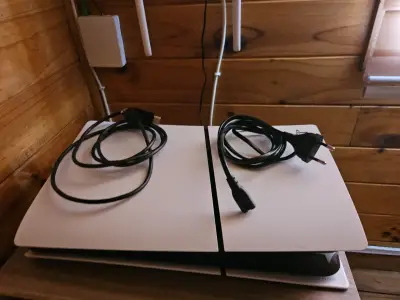 Consola PlayStation 5 con dos controles - miniatura 1