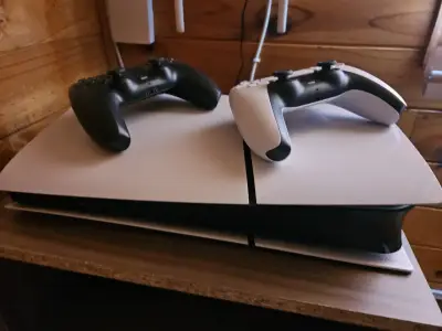 Consola PlayStation 5 con dos controles - miniatura 3