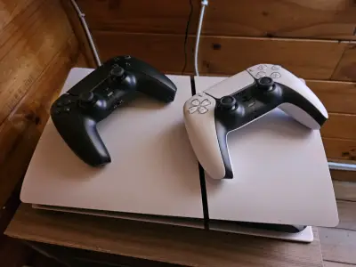 Consola PlayStation 5 con dos controles - miniatura 4