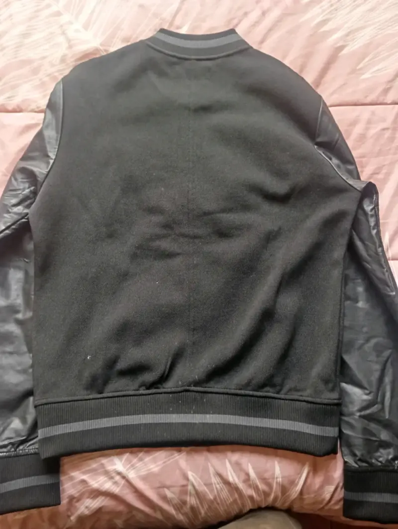 bomber negra con mangas de cuero Guess - 3