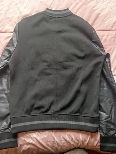 bomber negra con mangas de cuero Guess - miniatura 3