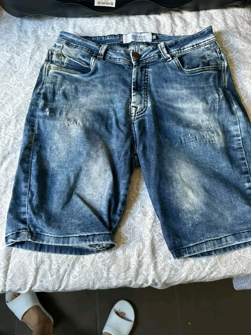 Bermudas de mezclilla azul desgastado para hombre