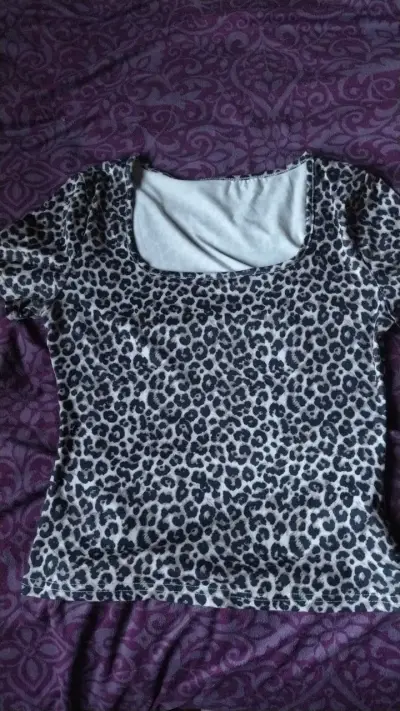 Polera de leopardo y polera blanca - miniatura 1
