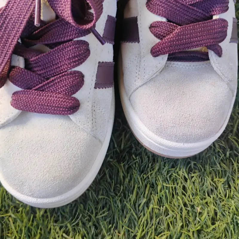 Zapatillas Adidas Campus blancas con detalles cafe - 2