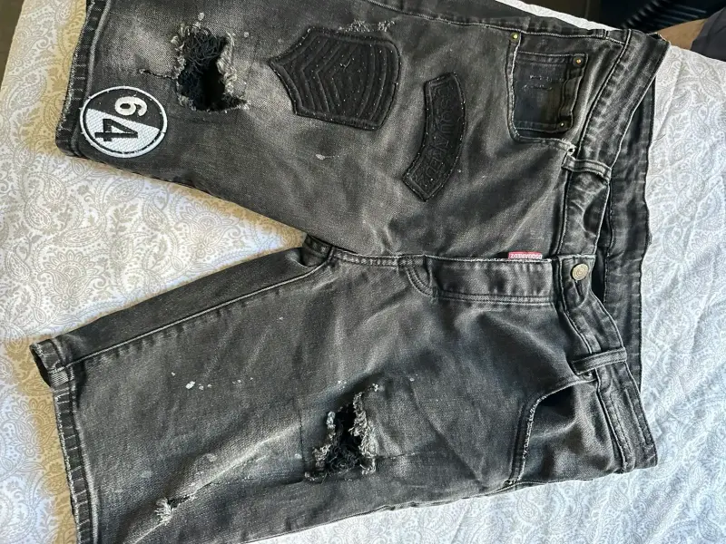 Shorts de mezclilla desgastados con parches - 1