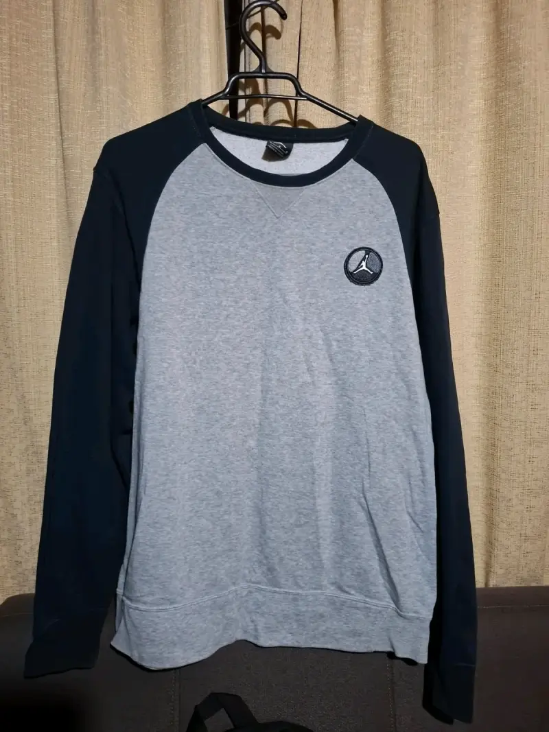 Polerón gris con mangas negras y logo bordado - 1