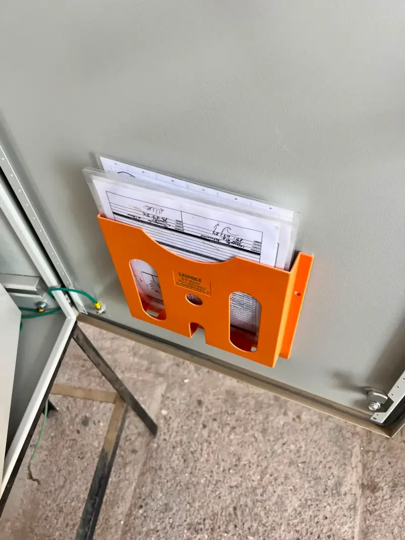 Tablero de distribución eléctrica 400V con interruptores - 1