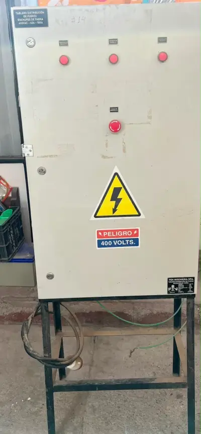 Tablero de distribución eléctrica 400V con interruptores - miniatura 2