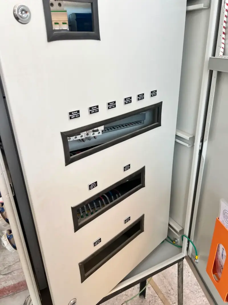 Tablero de distribución eléctrica 400V con interruptores - 3