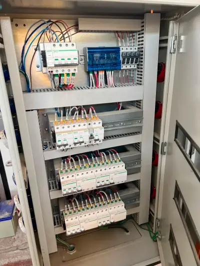 Tablero de distribución eléctrica 400V con interruptores - miniatura 4