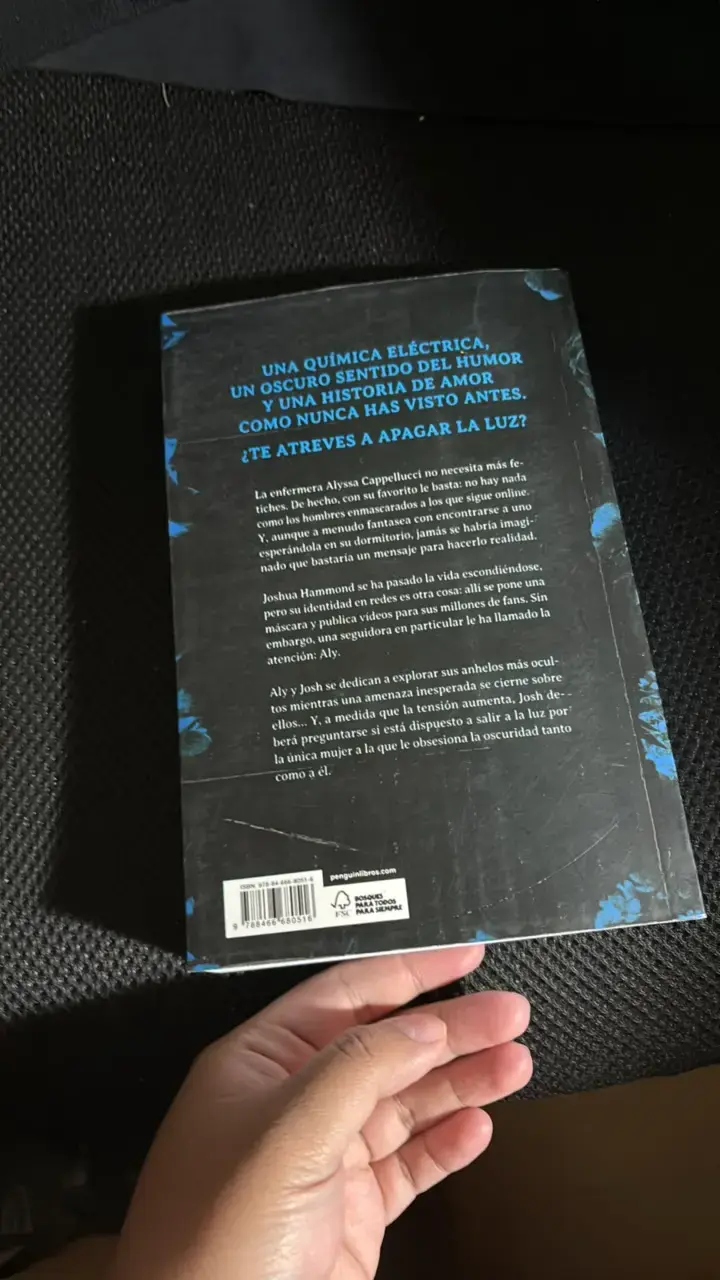 Libro 'A Oscuras' de Navessa Allen - 2