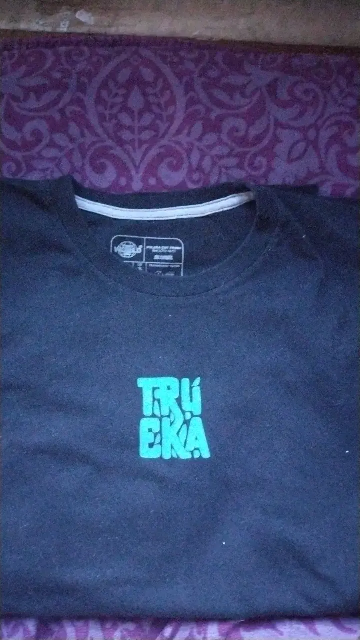 Polera negra con diseño Tru Eka