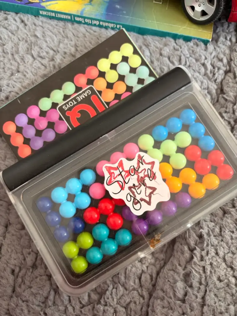 Juego de rompecabezas IQ con bolas de colores