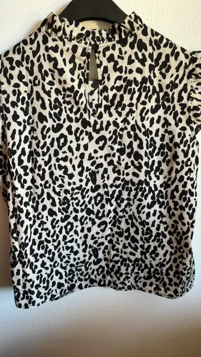 Blusa sin mangas estampado animal print - miniatura 3