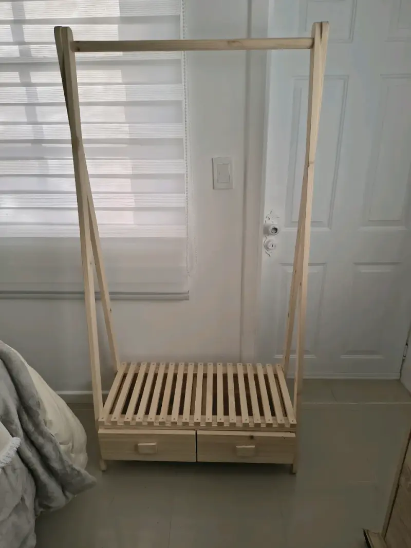Perchero de madera con cajones