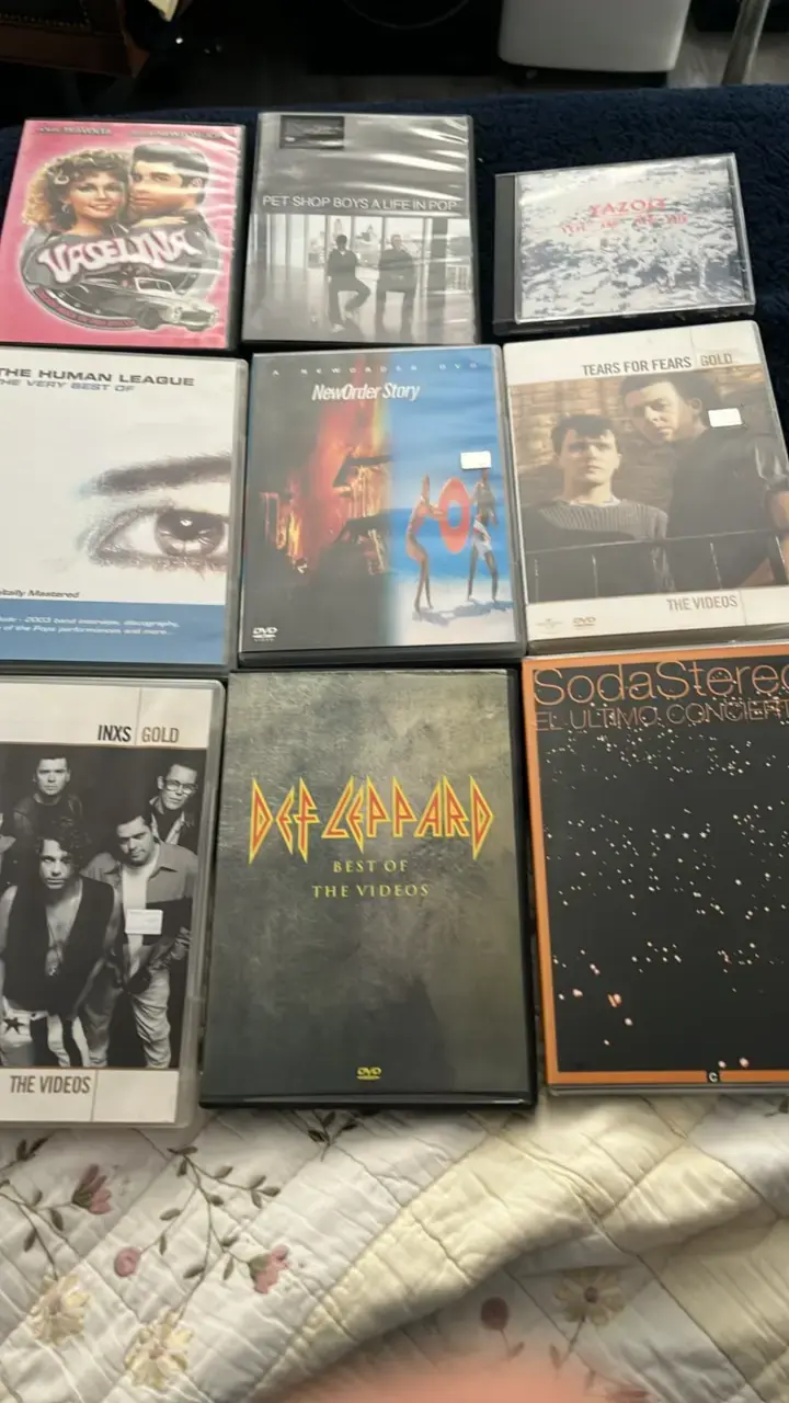 Colección de DVDs musicales de bandas icónicas