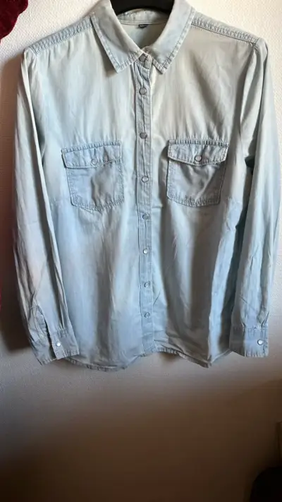 Camisa de mezclilla azul claro para mujer - miniatura 1