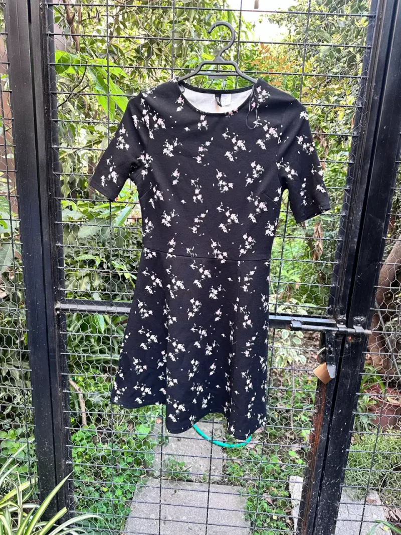 Vestido negro con estampado floral
