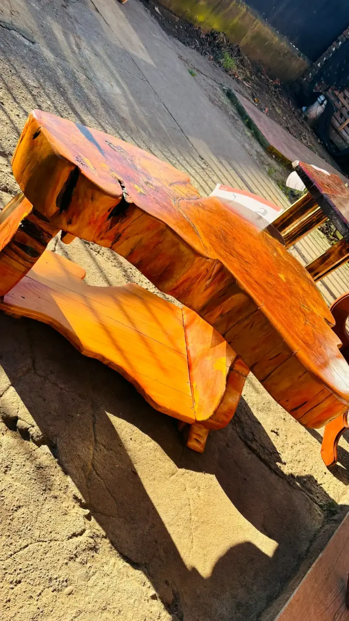 Mesa de madera rústica artesanal