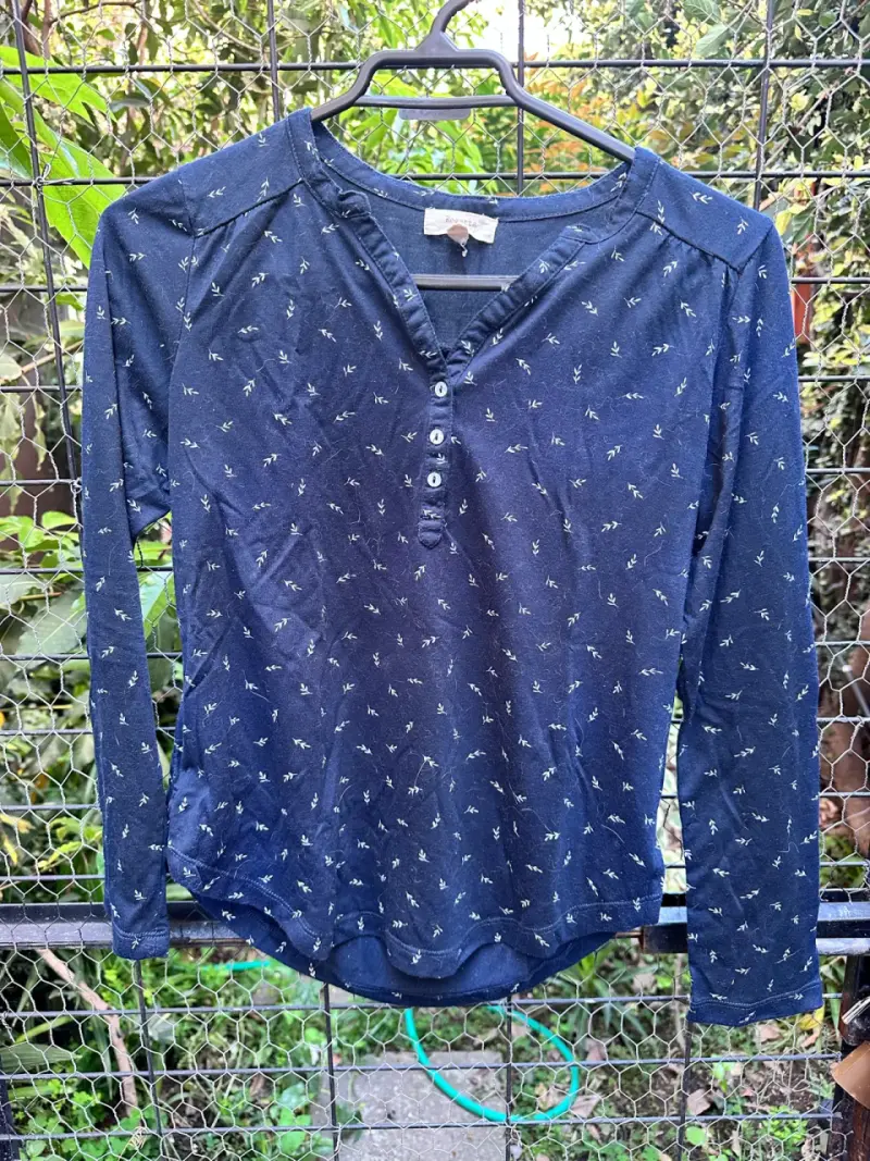 Polera manga larga azul con estampado floral