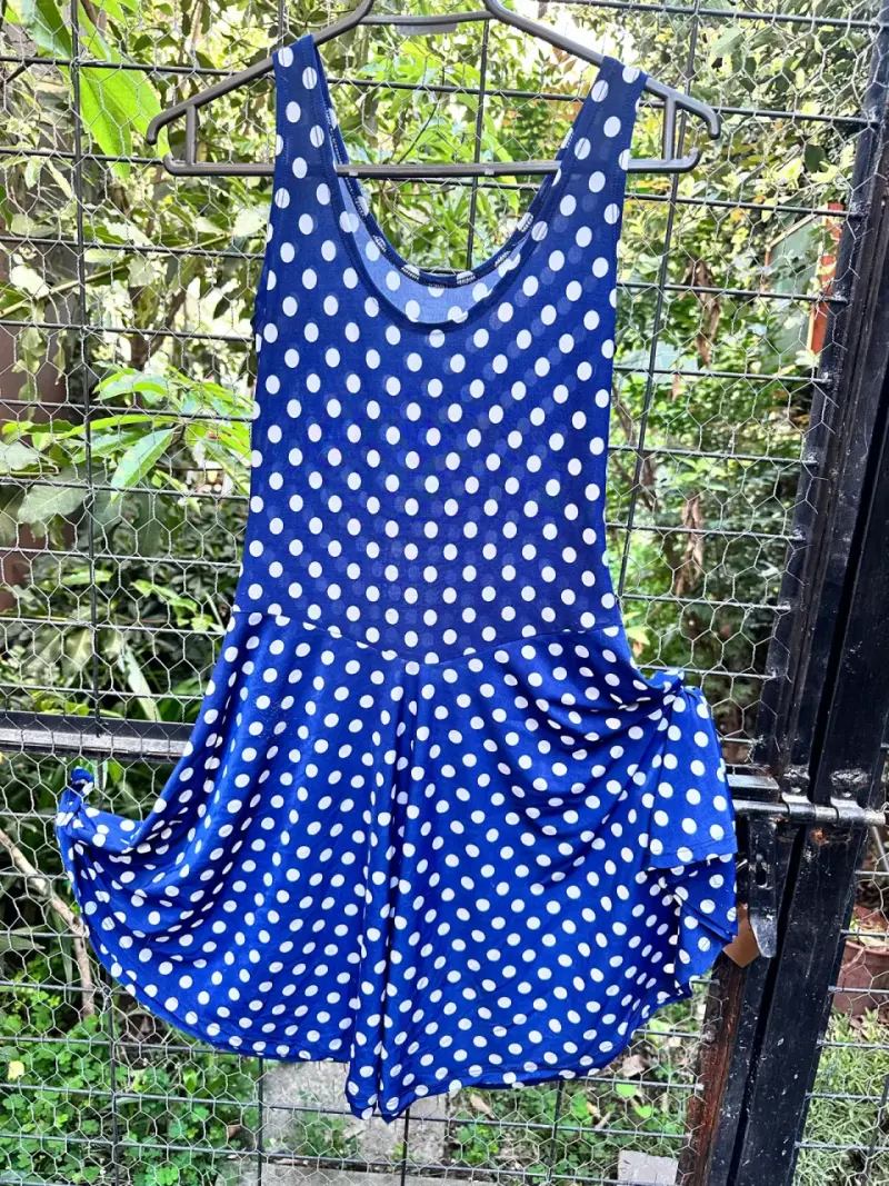 Vestido azul de lunares blancos para mujer