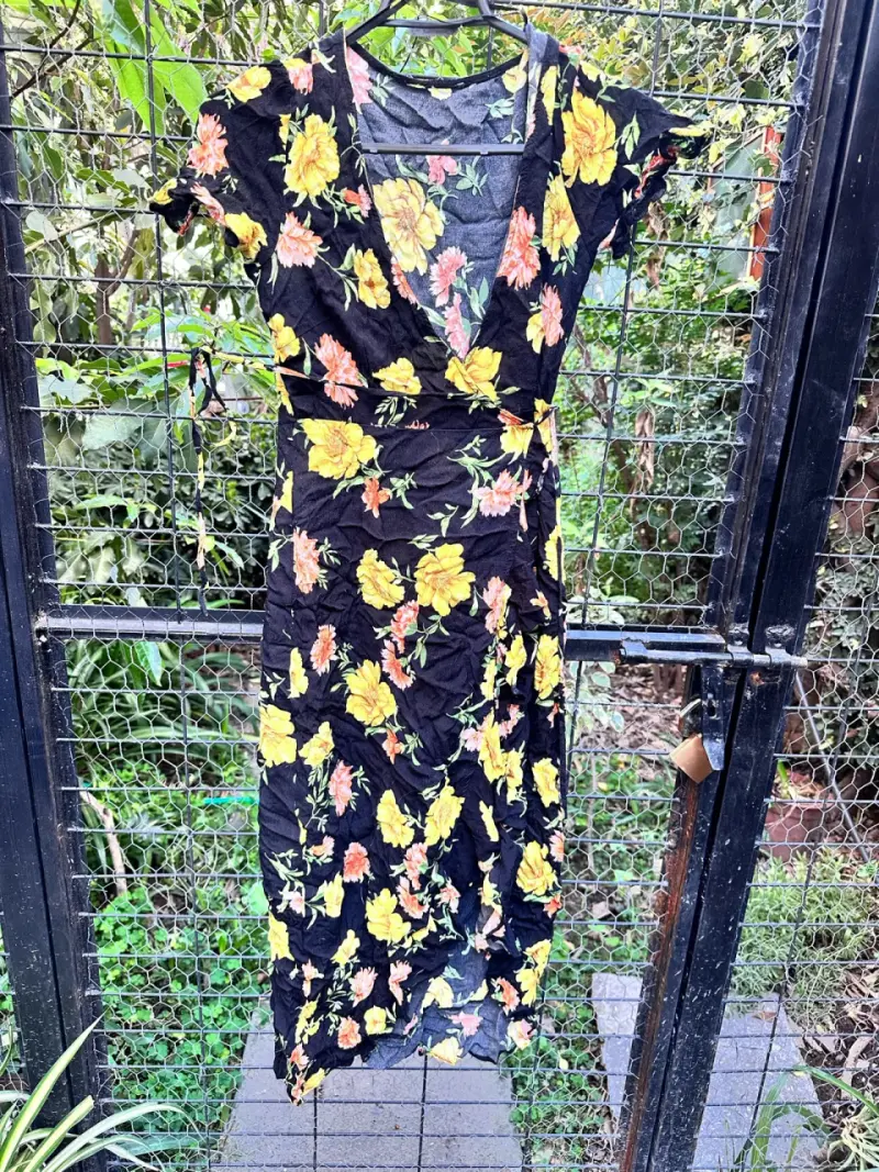 Vestido floral negro con diseño de flores
