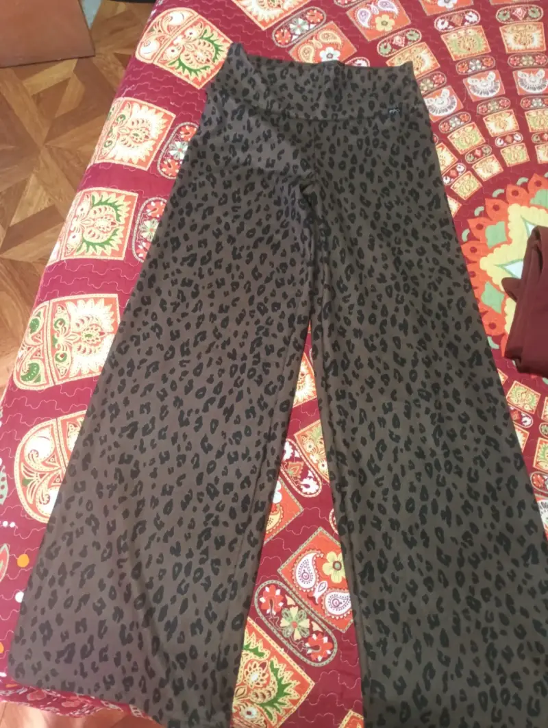 Pantalones de mujer estampado leopardo y color burdeos - 1