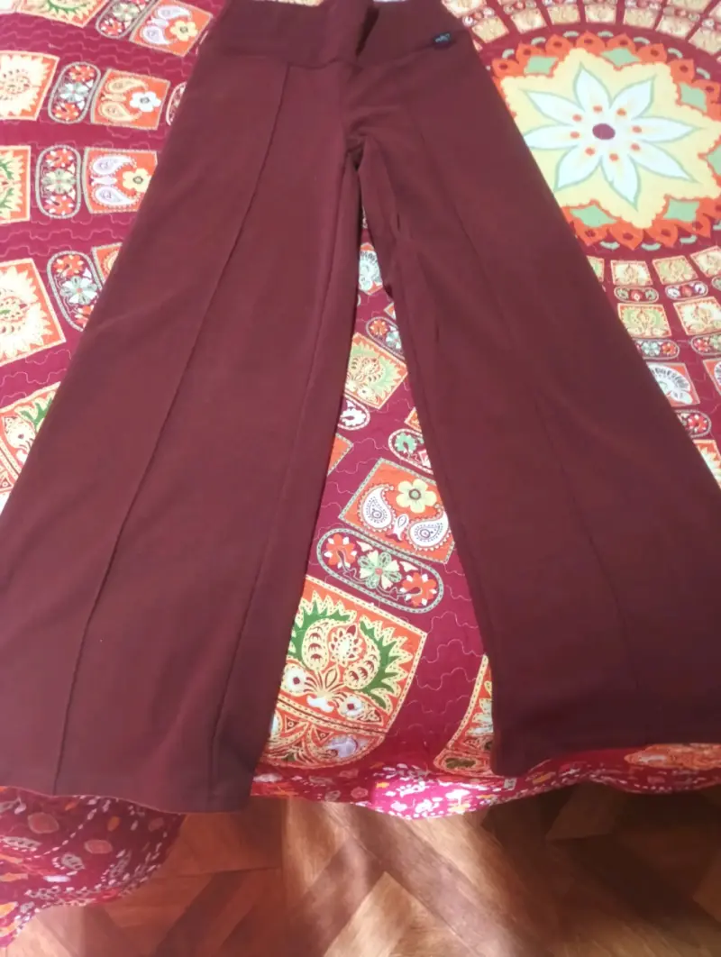 Pantalones de mujer estampado leopardo y color burdeos - 2