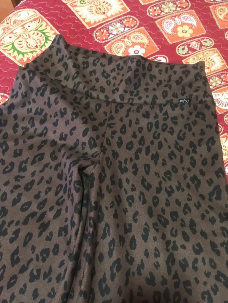 Pantalones de mujer estampado leopardo y color burdeos - 3