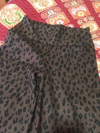 Pantalones de mujer estampado leopardo y color burdeos - miniatura 3