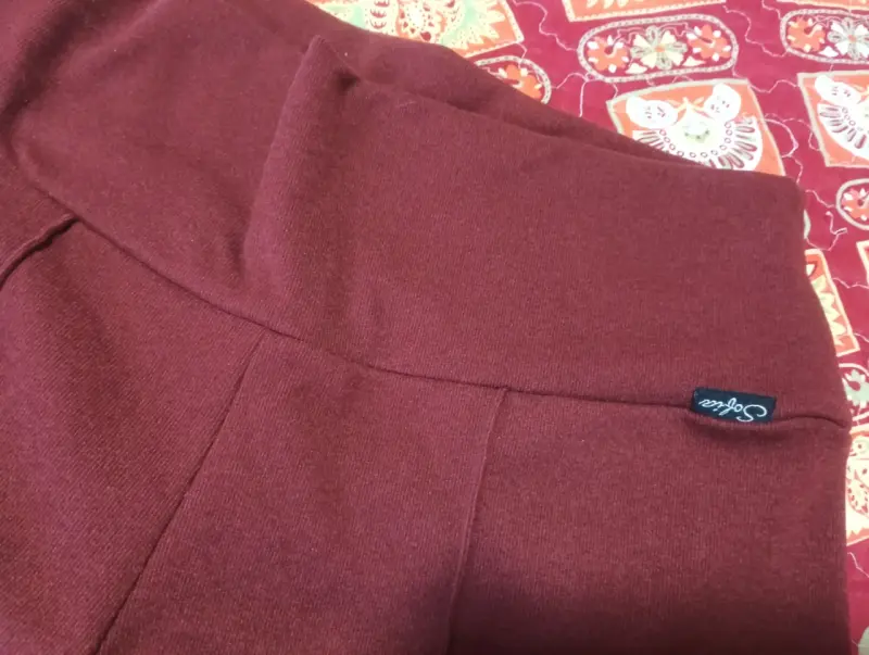 Pantalones de mujer estampado leopardo y color burdeos - 4
