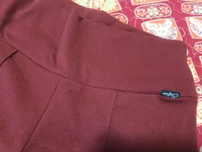 Pantalones de mujer estampado leopardo y color burdeos - miniatura 4