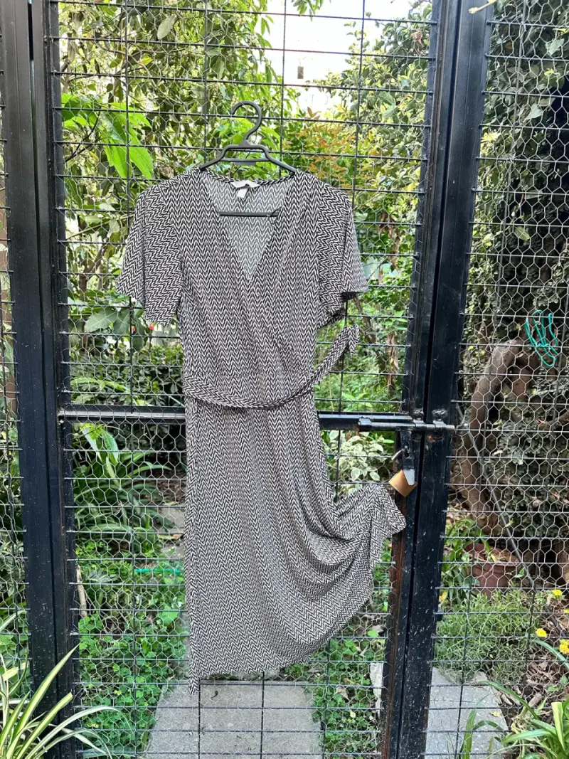 Vestido cruzado estampado en blanco y negro H&M - 1